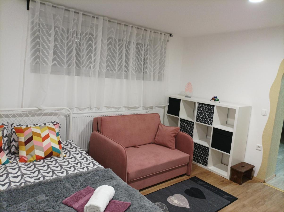 Apartma Juli Zirovnica Eksteriør bilde
