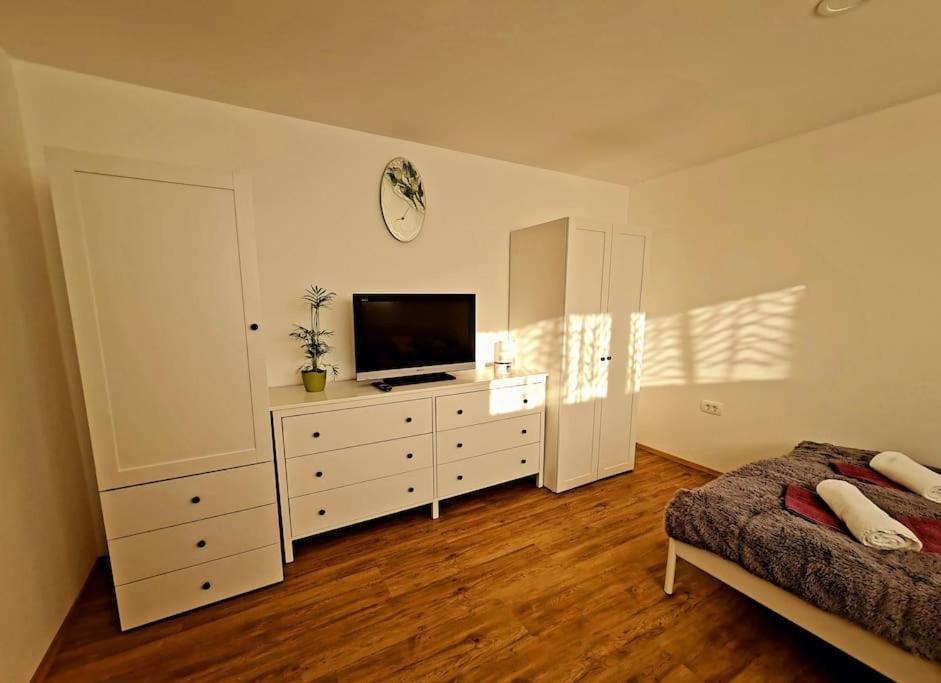Apartma Juli Zirovnica Eksteriør bilde